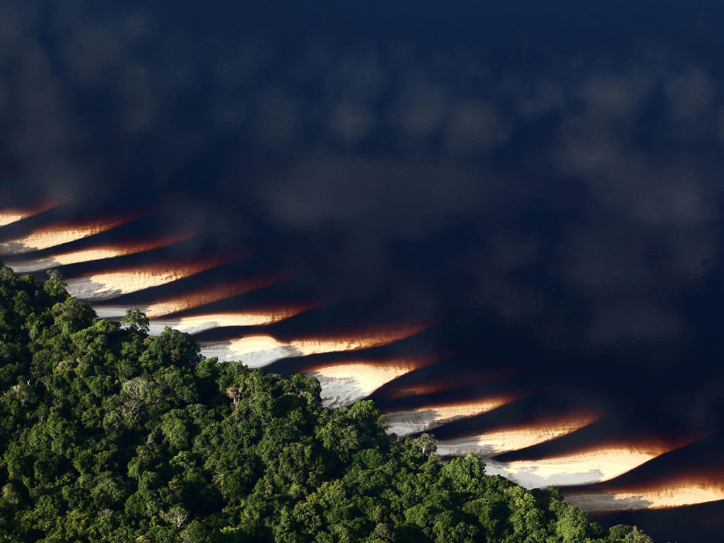 Parque Nacional de Anavilhanas, 17 km a NW de Novo Airão, durante a estação seca. As Anavilhanas são o maior arquipélago fluvial do mundo, com mais de 400 ilhas.